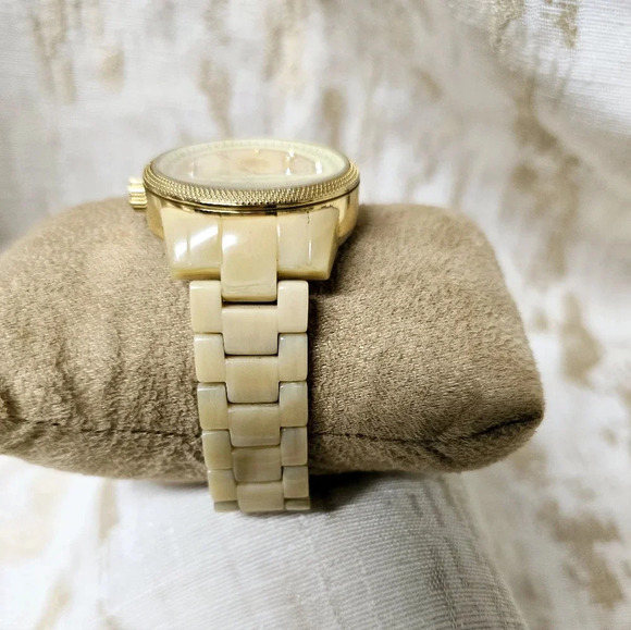 Michael Kors Mother Of Pearl Gold Tone Stainless Steel Horn Resin Jet Set MK5039 - Picture 6 of 13